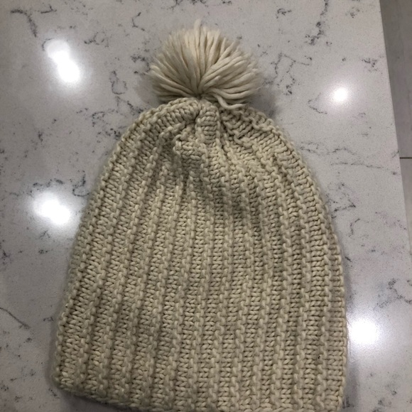 Bundle of gloves and hats - Picture 3 of 3